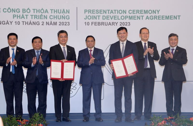 Đại diện lãnh đạo PTSC và Sembcorp trao thỏa thuận hợp tác.