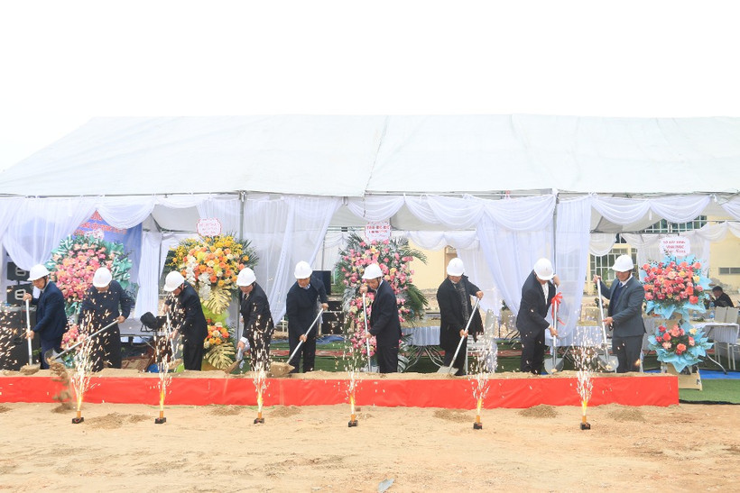 Các đại biểu thực hiện nghi thức khởi công dự án.