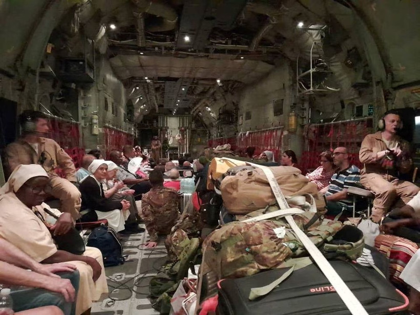Công dân Italia trên máy bay C130 của không quân nước này rời khỏi Khartoum ngày 24/4/2023. (Ảnh: Reuters)