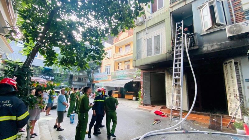 Lực lượng chức năng có mặt dập tắt hoàn toàn đám cháy.