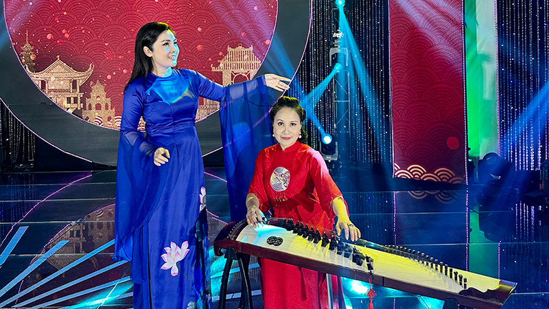 NSND Diệu Hương (áo xanh) trong một tiết mục biểu diễn