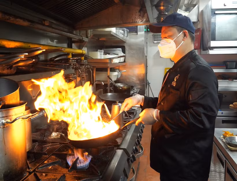 Bếp trưởng Lê Ngọc Quyền chế biến các món ăn Việt.