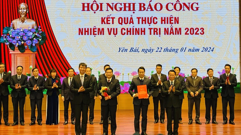 Lãnh đạo tỉnh Yên Bái trao thưởng cho huyện Văn Yên đã đạt thành tích xuất sắc năm 2023. (Ảnh: THANH SƠN)