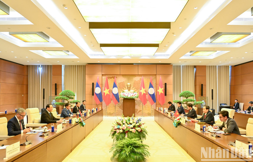 Chủ tịch Quốc hội Trần Thanh Mẫn và Thủ tướng Lào Sonexay Siphandone cùng các đại biểu tại hội kiến. (Ảnh: DUY LINH)