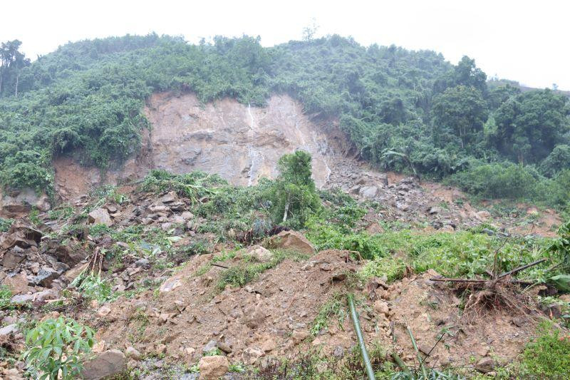 Sạt lở núi trên tuyến ĐT 622B (Quốc lộ 1-Tây Trà).