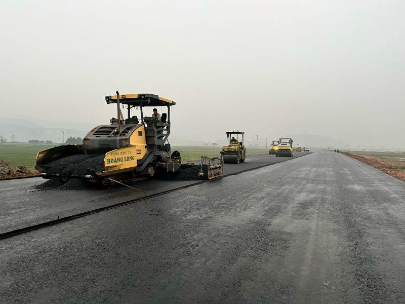 Các nhà thầu tranh thủ thời tiết thuận lợi tiến hành thảm bê-tông nhựa mặt đường cao tốc bắc-nam.