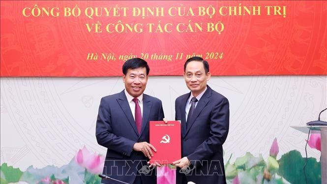 Đồng chí Lê Hoài Trung, Bí thư Trung ương Đảng, Trưởng Ban Đối ngoại Trung ương trao Quyết định của Bộ Chính trị phân công đồng chí Nguyễn Mạnh Cường giữ chức Phó Trưởng Ban Đối ngoại Trung ương. (Ảnh: TTXVN)