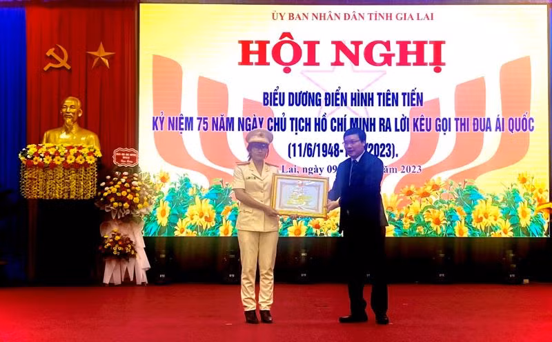 Đại úy Siu H'Ngát được tuyên dương tại hội nghị biểu dương điển hình tiên tiến trong phong trào thi đua.