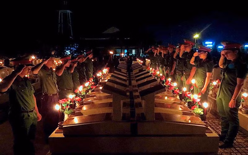 Tuổi trẻ Cà Mau thắp nến tri ân các Anh hùng, liệt sĩ nhân Kỷ niệm 75 năm Ngày Thương binh-Liệt sĩ vào tối 24/7. 