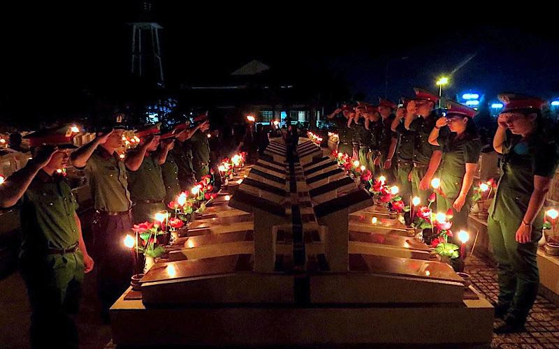 Tuổi trẻ Cà Mau thắp nến tri ân các Anh hùng, liệt sĩ nhân Kỷ niệm 75 năm Ngày Thương binh-Liệt sĩ vào tối 24/7. 