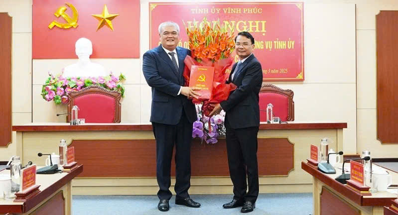Bí thư Tỉnh ủy Vĩnh Phúc (phải) chúc mừng tân Bí thư Thành ủy Phúc Yên.