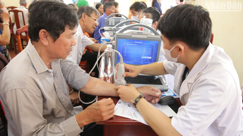 Người dân phường Tân Phú, thành phố Đồng Xoài được bác sĩ khám bệnh miễn phí.