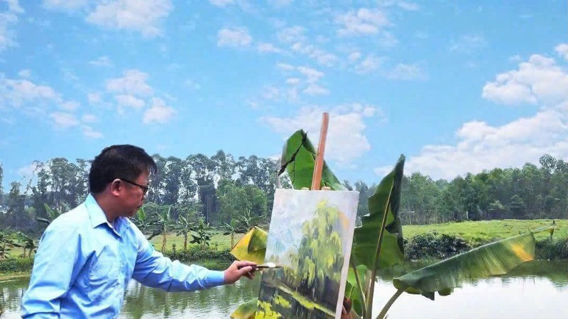 Họa sĩ Quỳnh Thơm trong một chuyến đi thực tế sáng tác đồng quê. (Ảnh: LM)