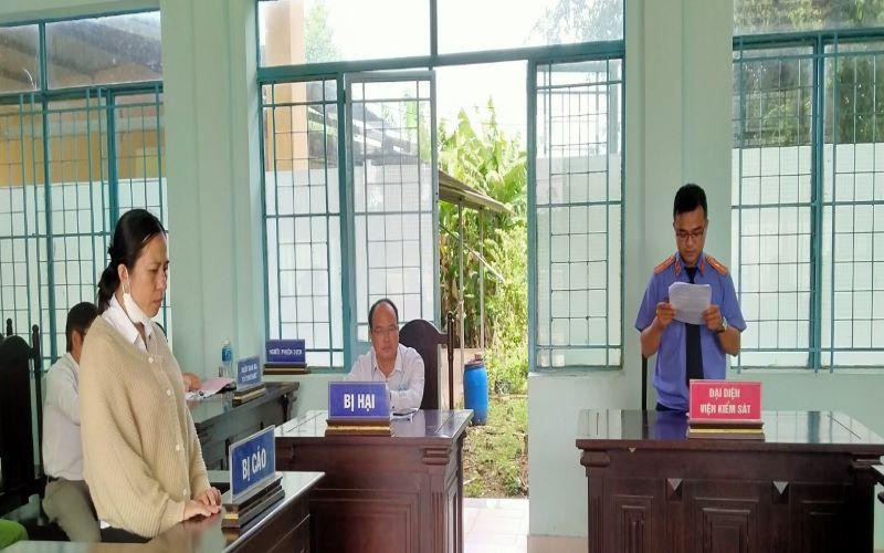 Bị cáo Trang Thị Cẩm Nhung tại phiên toà.