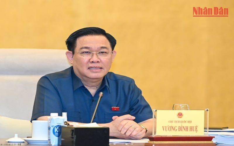 Chủ tịch Quốc hội Vương Đình Huệ phát biểu ý kiến tại buổi làm việc.