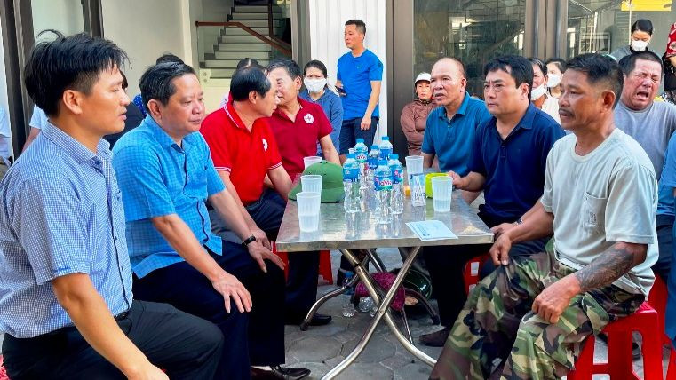 Các thành viên đoàn công tác thăm hỏi, chia buồn với gia đình có người thân tử vong do hỏa hoạn.