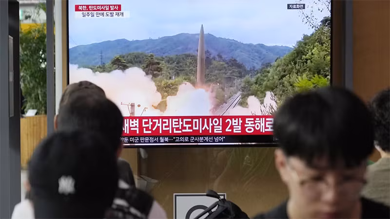 Người dân tại Seoul, Hàn Quốc, theo dõi bản tin về vụ phóng tên lửa của Triều Tiên ngày 19/7/2023. (Ảnh: AP)