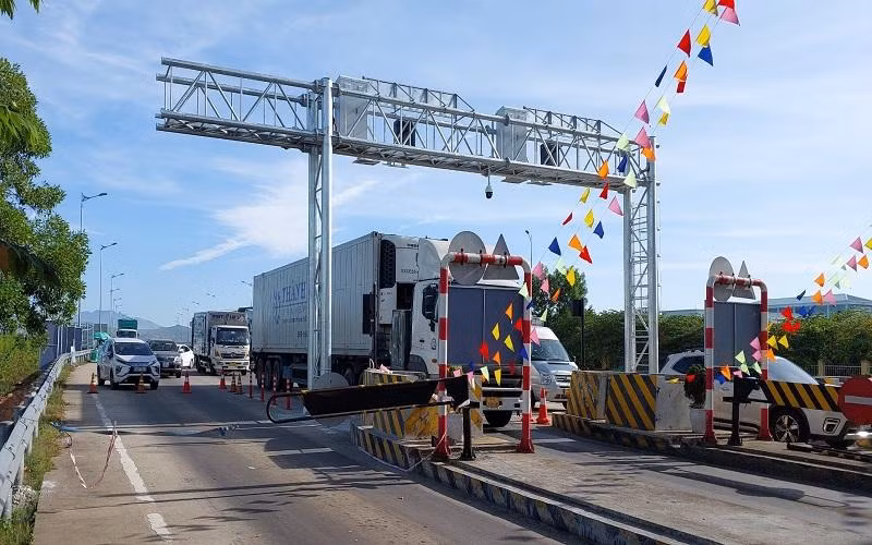 Nhiều phương tiện chờ qua làn thu phí không dừng.