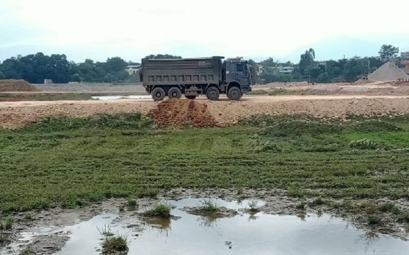Mỗi ô tô chở 20m3 đất san lấp Dự án Khu đô thị Thăng Long ở phường Túc Duyên, thành phố Thái Nguyên, nhà thầu lỗ 800 nghìn đồng. 