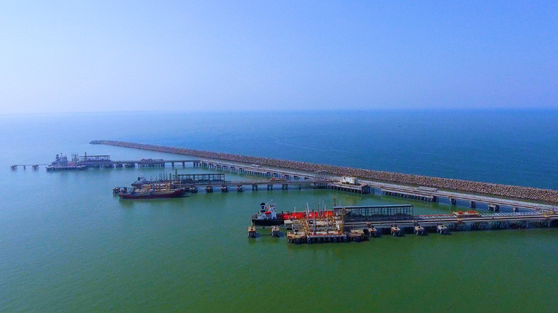 Xuất bán sản phẩm xăng dầu bằng đường biển của BSR tại khu kinh tế Dung Quất.