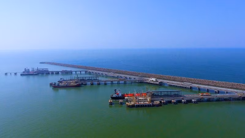 Xuất bán sản phẩm xăng dầu bằng đường biển của BSR tại khu kinh tế Dung Quất.