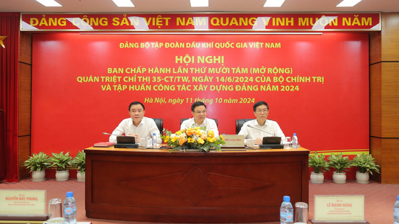 Các đồng chí lãnh đạo PVN chủ trì Hội nghị Ban Chấp hành Đảng bộ Tập đoàn lần thứ XVIII.