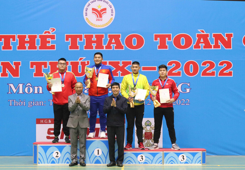 Ban Tổ chức trao huy chương cho các vận động viên.