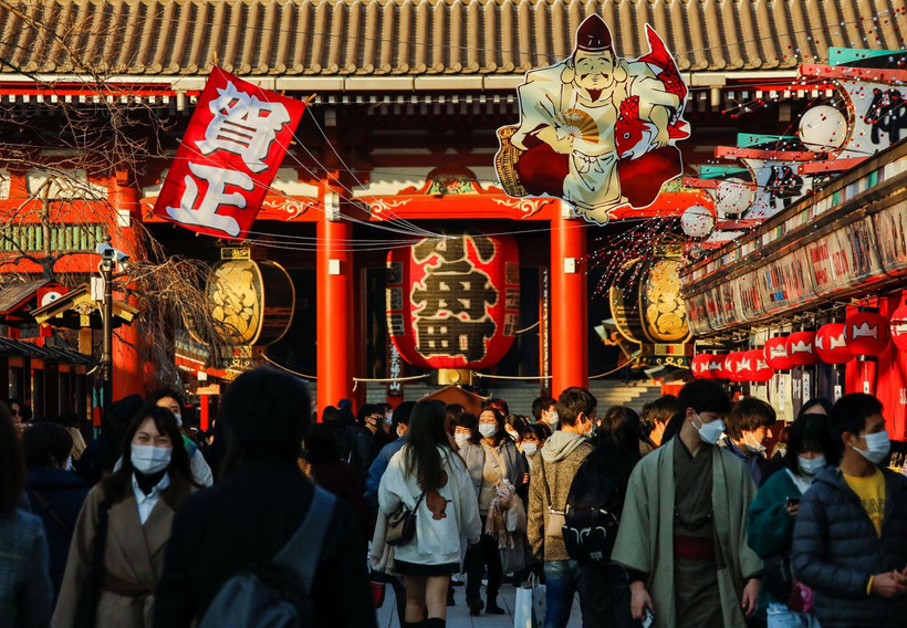 Người dân đeo khẩu trang khi đi trên phố Nakamise dẫn tới chùa Senso-ji tại Tokyo, Nhật Bản, ngày 24/12/2021. (Ảnh: Reuters)