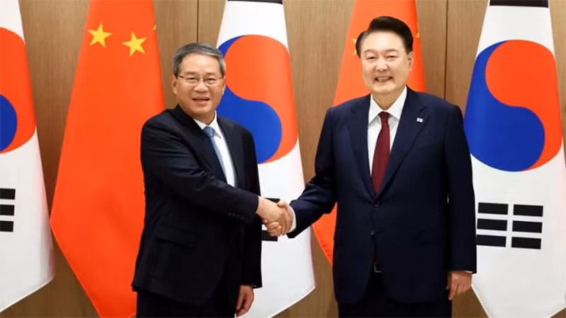 Tổng thống Hàn Quốc Yoon Suk Yeol gặp Thủ tướng Trung Quốc Lý Cường. (Nguồn: Joint Press Corps)