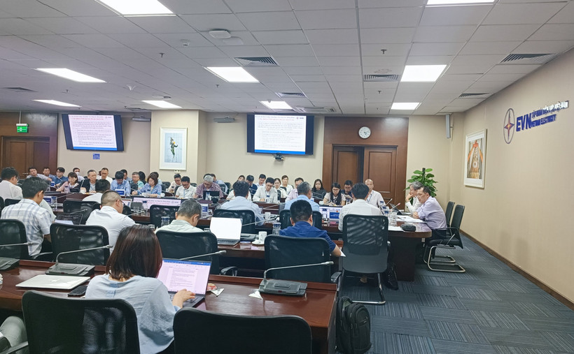 Quang cảnh Hội nghị giữa Bộ Công thương, EVN với chủ đầu tư các dự án năng lượng tái tạo chuyển tiếp. 