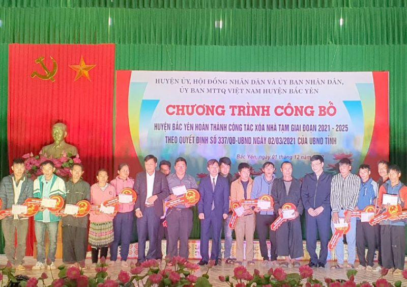 Trao chìa khoá tượng trưng cho các hộ nghèo đồng bào dân tộc thiểu số huyện Bắc Yên.
