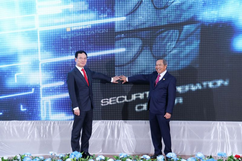 Bộ trưởng Thông tin và Truyền thông Nguyễn Mạnh Hùng, Bộ trưởng Công nghệ và Truyền thông Lào Boviengkham Vongdara bấm nút khai trương hai hệ thống. (Ảnh: Trịnh Dũng)