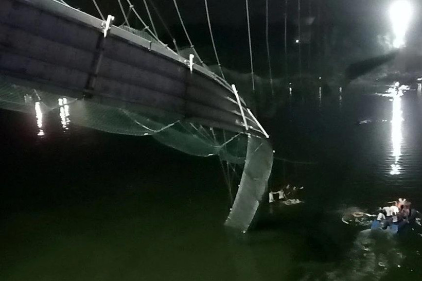 Cầu dài 233m và rộng 1,5m, được làm bằng vật liệu nhập từ Anh, khánh thành vào năm 1880 trong thời thuộc địa của Anh. (Ảnh: Reuters)