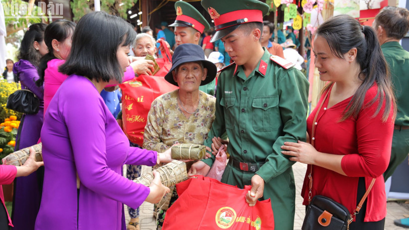 Nhân dân trên địa bàn huyện Lộc Ninh tham gia “Chợ 0 đồng – Lan tỏa yêu thương” 
