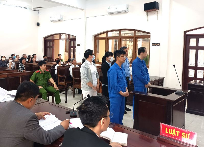 Các bị cáo tại phiên xét xử.