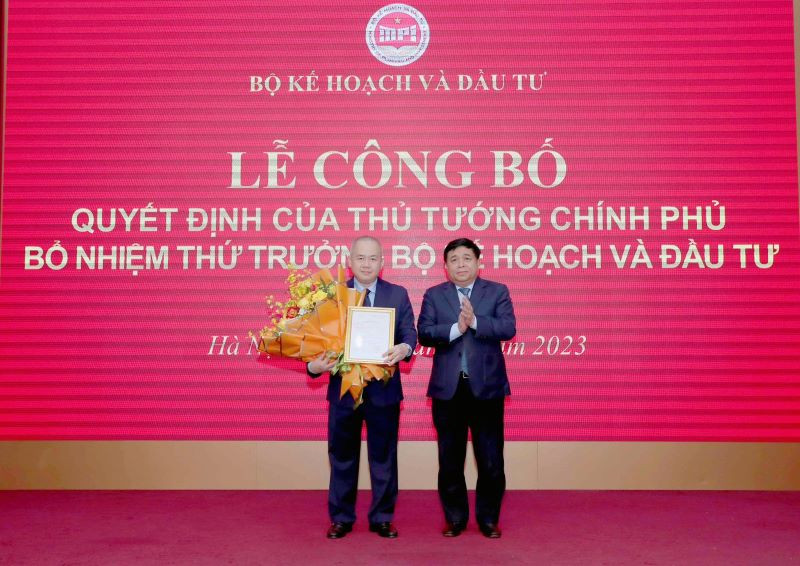 Bộ trưởng Kế hoạch và Đầu tư Nguyễn Chí Dũng trao quyết định bổ nhiệm cho Thứ trưởng Đỗ Thành Trung.