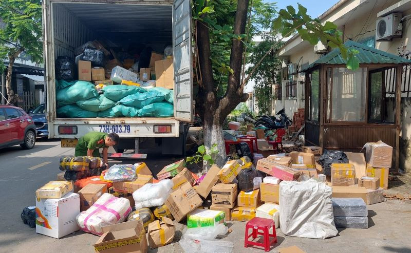 Số hàng hóa được phát hiện sáng ngày 17/3.