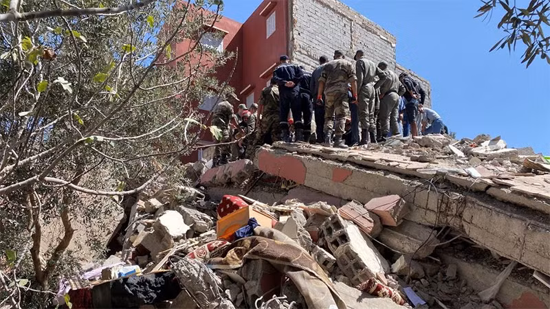 Lực lượng cứu nạn triển khai hoạt động tìm kiếm các nạn nhân của trận động đất, tại Amizmiz, Maroc, ngày 9/9/2023. (Ảnh: Reuters) 