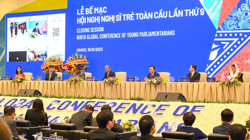 Chủ tịch Quốc hội Vương Đình Huệ, Phó Chủ tịch Thường trực Quốc hội Trần Thanh Mẫn, Chủ tịch IPU Duarte Pacheco, Tổng Thư ký IPU Martin Chungong, Chủ tịch Diễn đàn Nghị sĩ trẻ IPU Dan Carden và các đại biểu dự phiên bế mạc. (Ảnh: DUY LINH) 