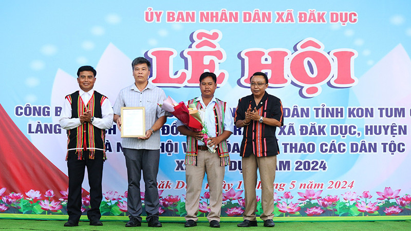 Trao quyết định của Ủy ban nhân dân tỉnh Kon Tum công nhận Làng du lịch cộng đồng Đăk Răng.