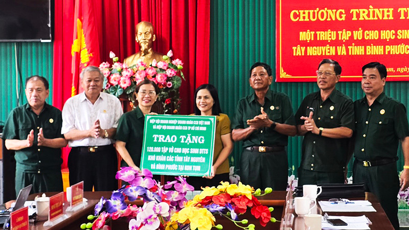 Trao bảng tượng trưng tặng 120.000 cuốn tập vở.