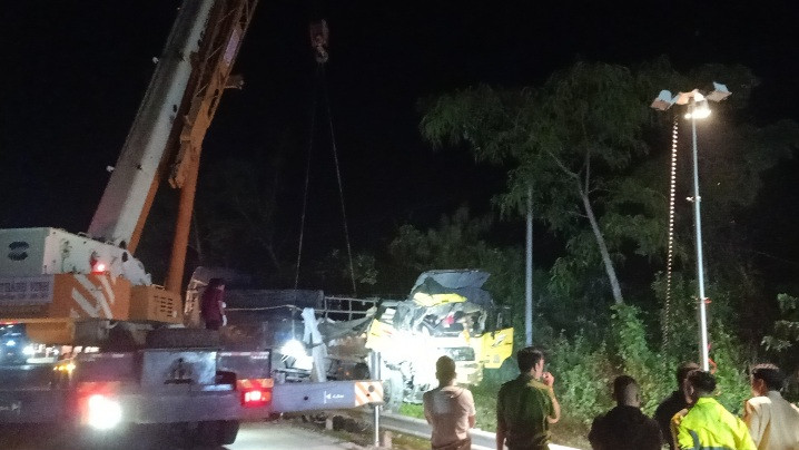 Lực lượng chức năng đang xử lý hiện trường vụ tai nạn giao thông.