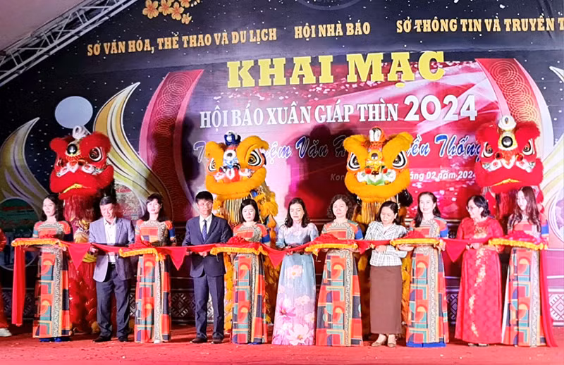 Các đại biểu cắt băng khai mạc Hội báo Xuân Giáp Thìn tỉnh Kon Tum năm 2024.