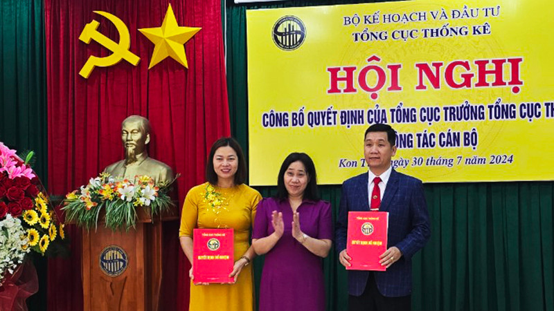 Tổng Cục trưởng Tổng cục Thống kê trao Quyết định công tác cán bộ.