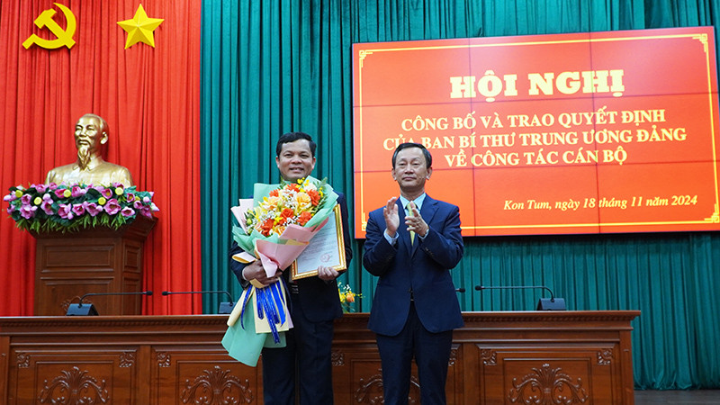 Đồng chí Dương Văn Trang trao hoa và quyết định chuẩn y đồng chí Nguyễn Đức Tuy giữ chức vụ Phó Bí thư Tỉnh ủy.