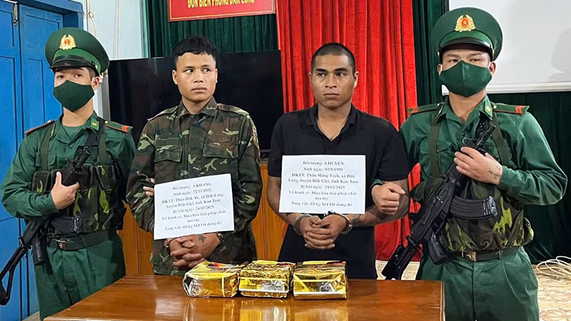 Các đối tượng bị bắt cùng tang vật. (Ảnh: VĂN LÝ)