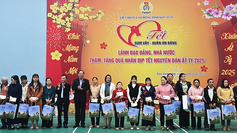 Phó Chủ tịch Quốc hội Trần Quang Phương cùng đồng chí Dương Văn Trang, Ủy viên Trung ương Đảng, Bí thư Tỉnh ủy, Chủ tịch Hội đồng nhân dân tỉnh Kon Tum trao quà tới đoàn viên công đoàn, công nhân lao động khó khăn.