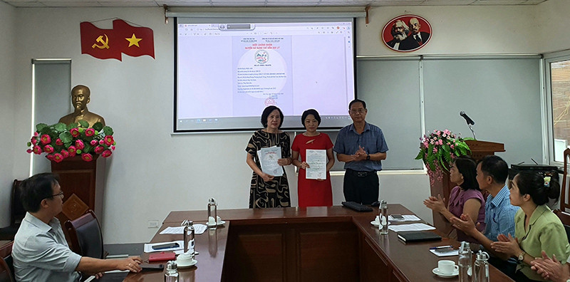 Trao Giấy chứng nhận quyền sử dụng chỉ dẫn địa lý cho 2 công ty.