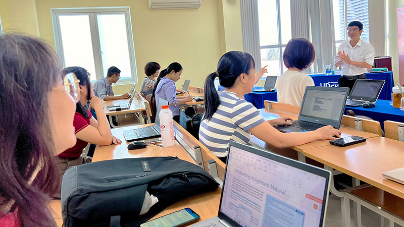 Chi bộ Giảng viên, phân hiệu Đại học Đà Nẵng tại Kon Tum học tập chuyên đề ứng dụng công nghệ thông tin phục vụ công tác giảng dạy