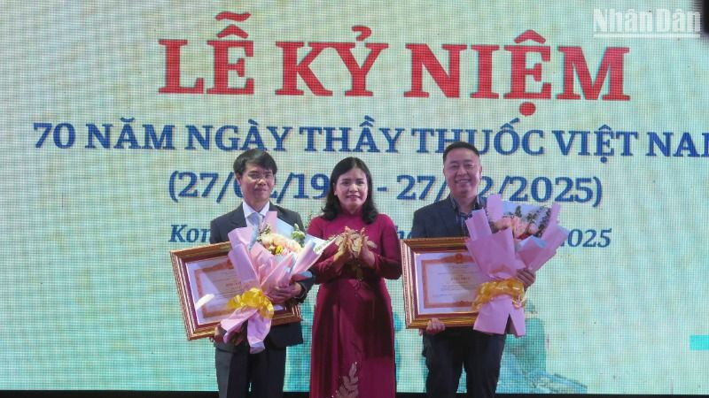 Đại diện lãnh đạo tỉnh Kon Tum trao Bằng khen của Thủ tướng Chính phủ cho các bác sĩ.